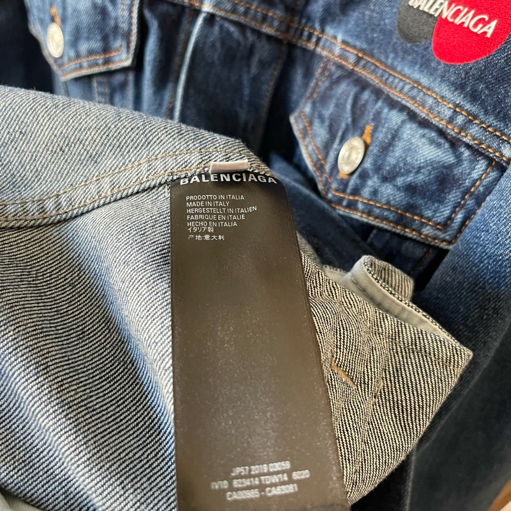 BALENCIAGA
Oversized embroidered faded denim - Picture 12 of 15